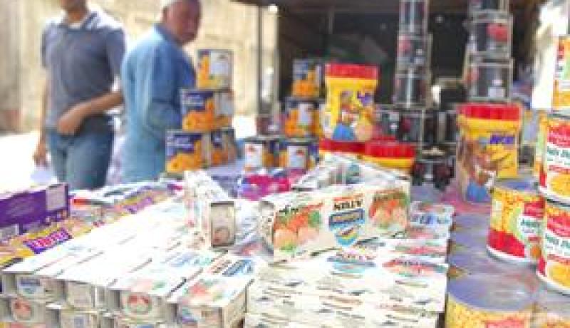 حظر عرض المواد الاستهلاكية السريعة التلف أمام المحلات التجارية وعلى الأرصفة المحاذية لها