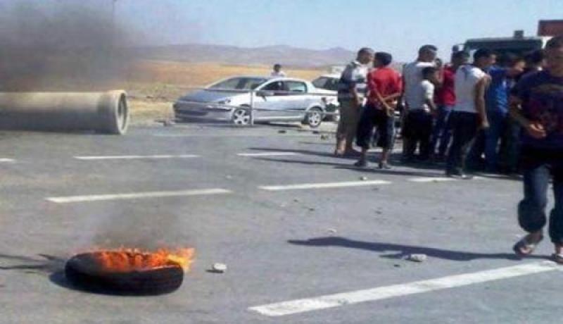 عمال لونباق يغلقون الطريق الوطني رقم45 للمطالبة بالزيادة في الأجور بالبرج