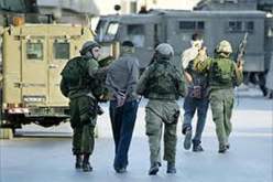 الاحتلال الاسرائيلي يعتقل ثلاثة فلسطينيين ومستوطنون يحرقون محال تجارية في الخليل