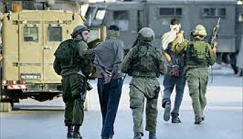 الاحتلال الاسرائيلي يعتقل ثلاثة فلسطينيين ومستوطنون يحرقون محال تجارية في الخليل
