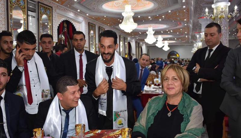 بالصور..رجل أعمال يزوّج 50 شابا بالبليدة