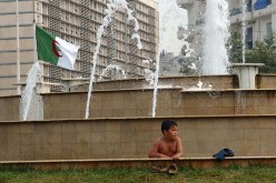 لو كانت هذه الصورة مأخوذة في إحدى الولايات الداخلية، لقلنا أن ارتفاع درجة الحرارة وبعد البحر وقلة المسابح وراء هذه الظاهرة، لكن الصورة مأخوذة من قلب العاصمة وعلى بعد أمتار من البحر ومسبح أول ماي، فماذا عسانا نقول؟