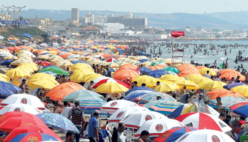 هذا هو حال شواطئ العاصمة، حيث أصبحت شبيهة بقاعات الحفلات، لا يجد المصطاف مكانا يمدّد فيه رجله، في وقت يفوق طول شريطنا الساحلي 1200 كلم!