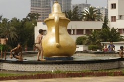 مشهد يوحي بانطلاق موسم الاصطياف بوهران، حيث أضحت نافورة “البراد” الكائنة بمحاذاة مقر الولاية القبلة المفضلة للأطفال للسباحة في غياب البديل.