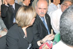 يبدو أن رئيسة بلدية القبة السيدة بوناب احتاطت جيدا للقاء الذي جمع الرئيس بوتفليقة برؤساء البلديات، حيث أحضرت معها علبة “ڤوفريط” لإسكات جوعها.