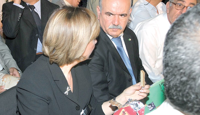 يبدو أن رئيسة بلدية القبة السيدة بوناب احتاطت جيدا للقاء الذي جمع الرئيس بوتفليقة برؤساء البلديات، حيث أحضرت معها علبة “ڤوفريط” لإسكات جوعها.