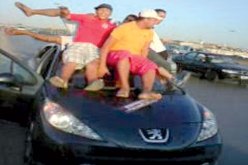 هذه الصورة، تبين طيش الشباب في مواكب الأعراس، حيث يتسبّبون في حوادث المرور، خاصة في الطريق السيار… دامت أفراحكم.