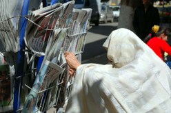يبدو ان الوعود التى قدمتها الحكومة لتحسين الوضعية الاجتماعية قد أغرت هده العجوز التلمسانية للبحث عن الجديد بين صفحات الجرائد.
