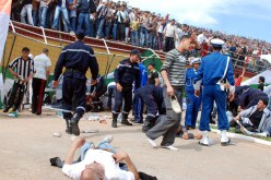 إذا كان لقاء سطيف بملعب البليدة قبل أسبوعين قد خلف 20 جريحا بسبب سقوط جدار المدرج فكيف سيكون حاله في نهائي كأس الجزائر الذي يشرف عليه الرئيس بوتفليقة الخميس المقبل؟! سؤال بريء موجه إلى مدير الملعب الأولمبي 5 جويلية وإلى رجل الأعمال إسعد ربراب الذي شتت أحل