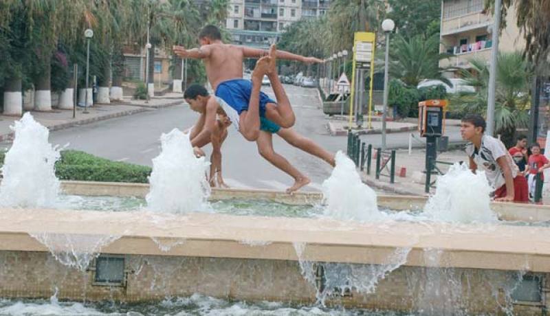 كلفت هذه النافورة 900 مليون سنتيم ويسهر على أمنها حارسان من بلدية حسين داي، إلا أنها أصبحت مسبحا!
