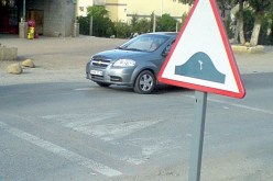 من المعروف في قانون السياقة أن إشارات التحذير “تحذّر” السائقين من تغيرات منتظرة في وضع الطريق، وتوضع مثل هذه الإشارات قبل 150 متر تقريبا من موقع ما تحذّر منه، إلا أن هذه الصورة تبين عكس ذلك، إذ أن الإشارة وضعت بمقربة من الشيء الذي تحذّر منه.