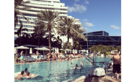 سوداني يستمتع بشمس “ميامي” خلال عطلته الشتوية