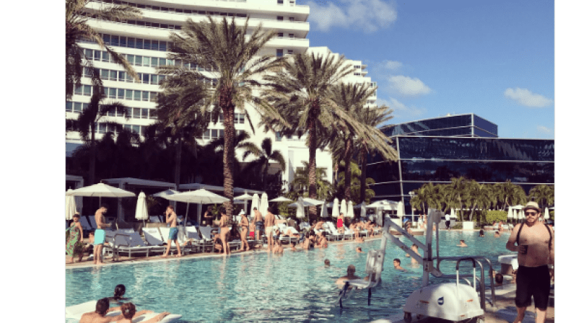 سوداني يستمتع بشمس “ميامي” خلال عطلته الشتوية