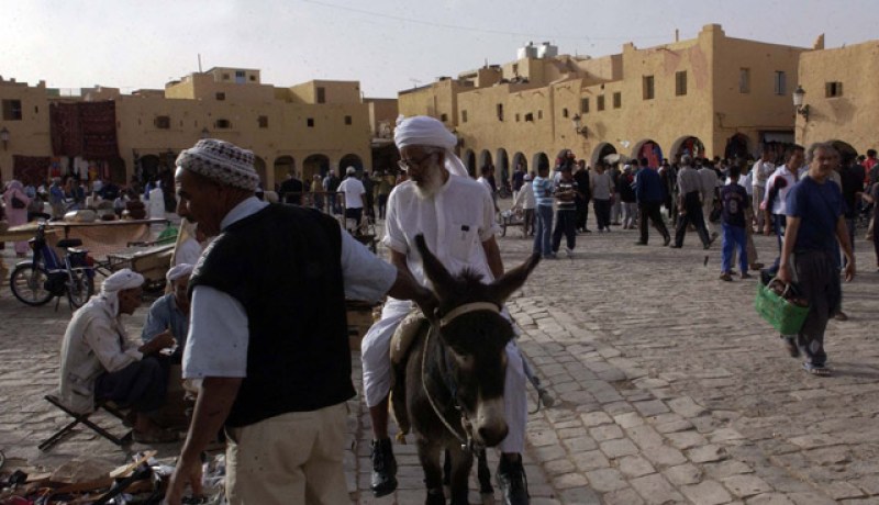 مع تقلص فرص الحصول على بضاعة بأسعار في متناول الجزائريين، فضل هدا الشيخ عدم النزول من على ظهر الدابة لأنه يعرف مسبقا بأن “الخردة” لا تقل شأنا عن البضاعة الراقية.