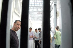 خلف أسوار المؤسسات العقابية يقبع عشرات الآلاف من المساجين الجزائريين بتهم مختلفة، البعض منهم سجنوا بسبب أخطاء لم يفكروا فيها أصلا!