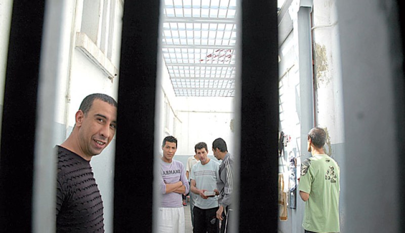 خلف أسوار المؤسسات العقابية يقبع عشرات الآلاف من المساجين الجزائريين بتهم مختلفة، البعض منهم سجنوا بسبب أخطاء لم يفكروا فيها أصلا!