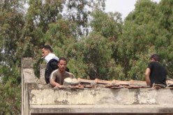 في الصورة مواطن من قسنطينة أمس في مزرعة السراج يحتج بطريقته على ترحيله رفقة 17 من سكان المزرعة، حيث رشق أعوان الأمن بالحجارة قبل أن يحمل بين يديه كما هو واضح في الصورة قارورة غاز بوتان ويهدد بتفجير نفسه والجميع بها إذا أرغمته القوة العمومية على الخروج…