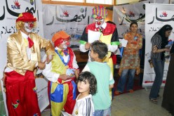 فضل هؤلاء البهلوانيون التقرب من جناح “النهار” في المعرض الدولي بقصر المعارض لدعوة الزوار إلى التعرف على مفاجآت “طمبولا الأحلام” التي تلقى نجاحا كبيرا في أوساط القراء عبر التراب الوطني.