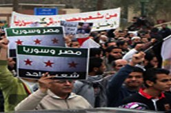 آلاف المصريين يحاصرون سفارة سوريا بالقاهرة