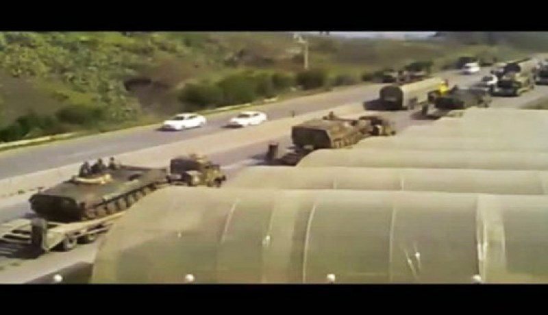 رتل من الدبابات يحتشد امام مخارج مدينة حمص بسوريا