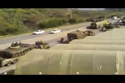 رتل من الدبابات يحتشد امام مخارج مدينة حمص بسوريا