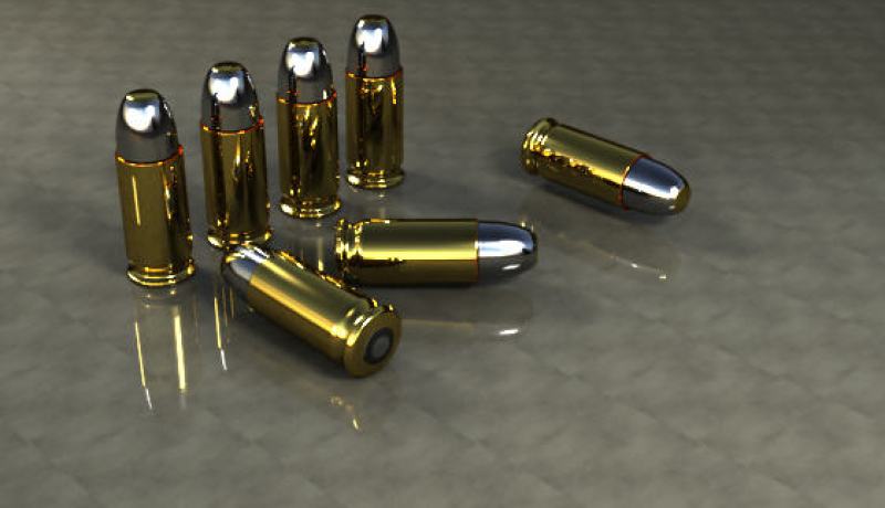 شابة تحتفظ برصاصتين في حقيبتها لإبعاد “العين”