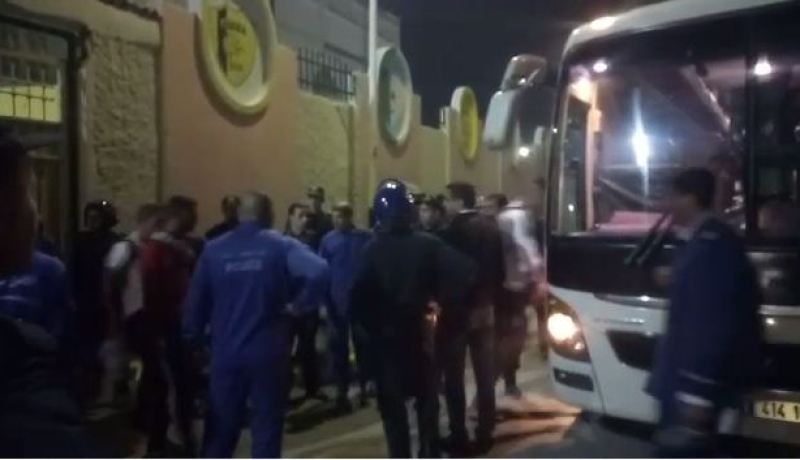 شاهد.. لاعبو “العميد” يغادرون ملعب البرج