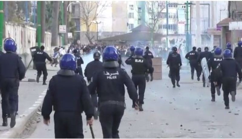 بالفيديو.. أكثر من 170 جريح بين عناصر الأمن ومناصريين بسكيكدة !