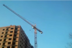 فيديو لسقوط شاب من أعلى رافعة بارتفاع 15 طابق