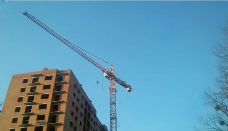 فيديو لسقوط شاب من أعلى رافعة بارتفاع 15 طابق