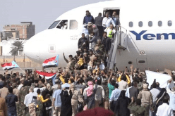 شاهد.. إنفجارات متتالية تهز مطار عدن لحظة وصول الحكومة اليمنية الجديدة