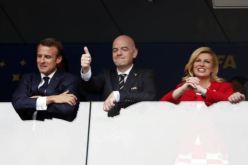 بالصور.. رئيسة كرواتيا تعانق ماكرون في مدرجات النهائي !!