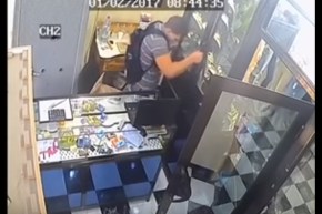 بالفيديو … شاب يسطو على محل لبيع المجوهرات في تيبازة