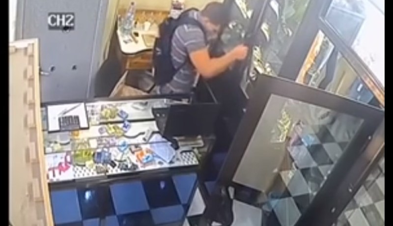 بالفيديو … شاب يسطو على محل لبيع المجوهرات في تيبازة