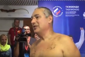 بالفيديو… روسيان يحلقان شعر مدربهما بعد خسارته للرهان في أولمبياد ريو