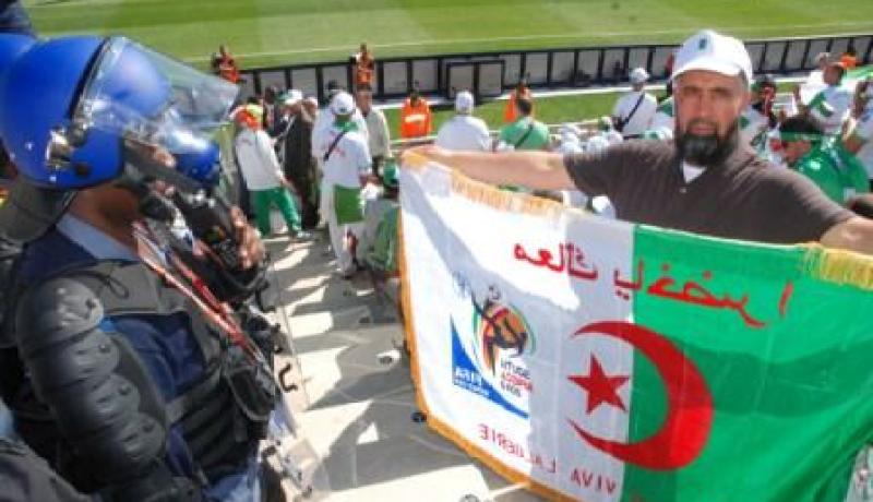 المناصرين الجزائريين يشبعون مصري ضربا بعد احتفاله بهدف سلوفينيا