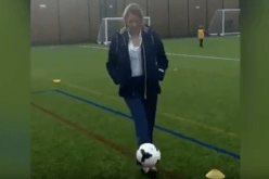 بالفيديو… وزيرة بريطانية تداعب الكرة بطريقة احترافية