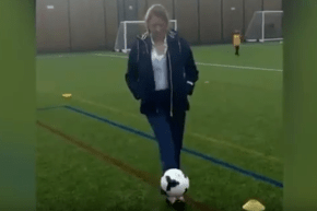 بالفيديو… وزيرة بريطانية تداعب الكرة بطريقة احترافية