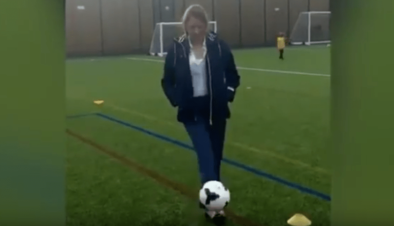 بالفيديو… وزيرة بريطانية تداعب الكرة بطريقة احترافية