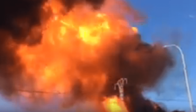 بالفيديو.. حريق مهول يلتهم مصنعا للكيمياويات بمدينة فالنسيا الإسبانية