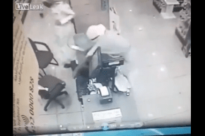 بالفيديو…السطو على صيدلية بساطور في السعودية