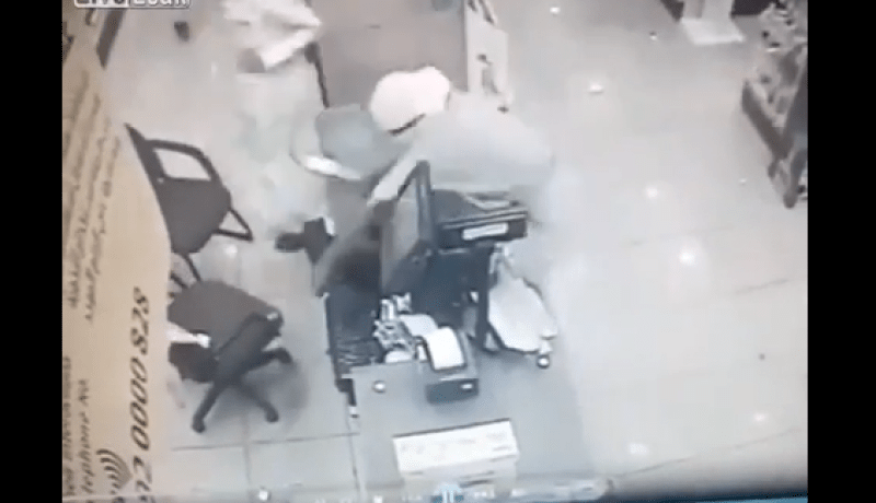 بالفيديو…السطو على صيدلية بساطور في السعودية