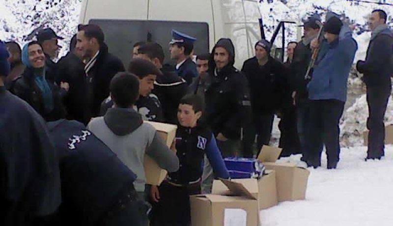 صور.. توزيع وجبات غذائية وبطانيات لأهالي بعض المناطق النائية في سطيف