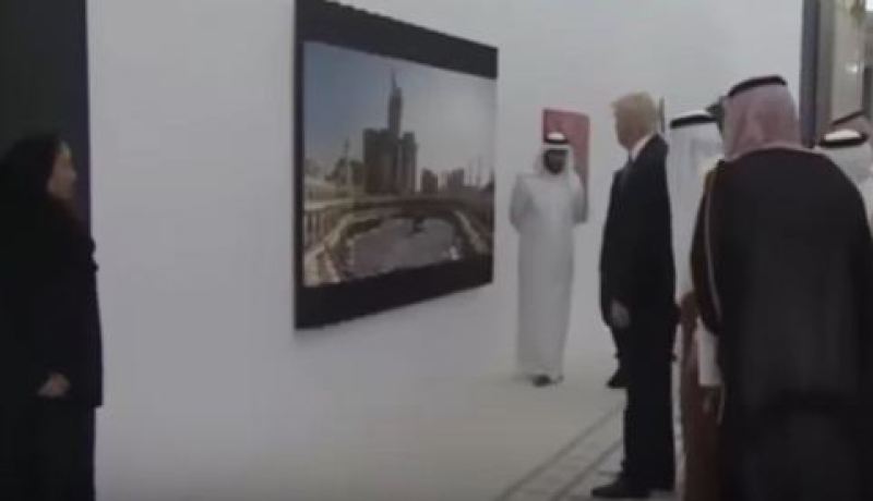 شاهد رد فعل الرئيس الأمريكي وزوجته عندما شاهدا لوحة للحرم المكي