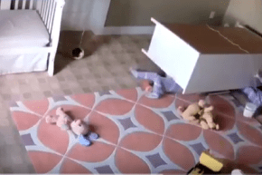 بالفيديو.. طفل صغير ينقذ شقيقه من الموت