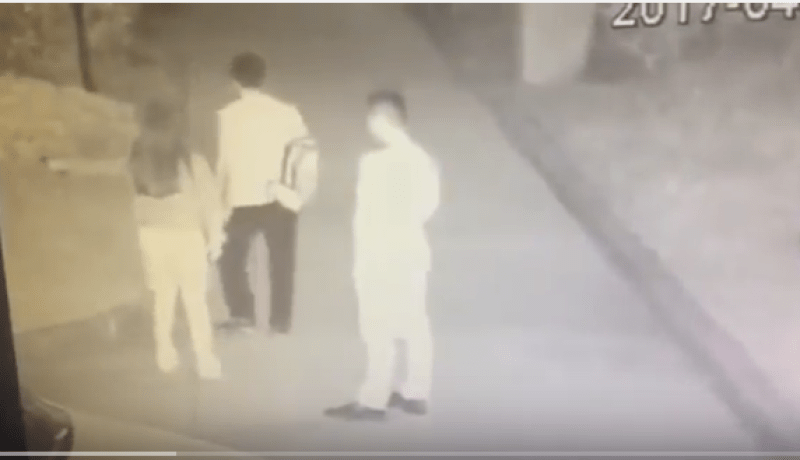 فيديو صادم.. رجل وزوجته يقتلان شخصا في الشارع