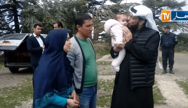 بالفيديو.. شاهدوا تواضع الشيخ وسيم يوسف