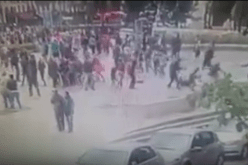 فيديو يرصد لحظة اعتداء الصحافي السابق في جريدة الوطن على شرطي في باريس