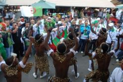 أزيــــد من 3000 مناصر منتظرون يهود بــــولكوان يناصرون سلوفينيا وراية عملاقة بالإنجليزية تحيّة لغزة