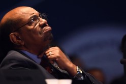 الرئيس السوداني المعزول عمر البشير أمام المحكمة